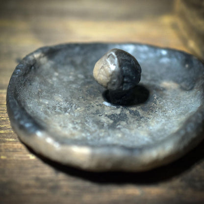 Ritualgefäß mit Deckel aus Rauchbrandton – archaisches Tongefäß für Altar & Aufbewahrung - GEF016