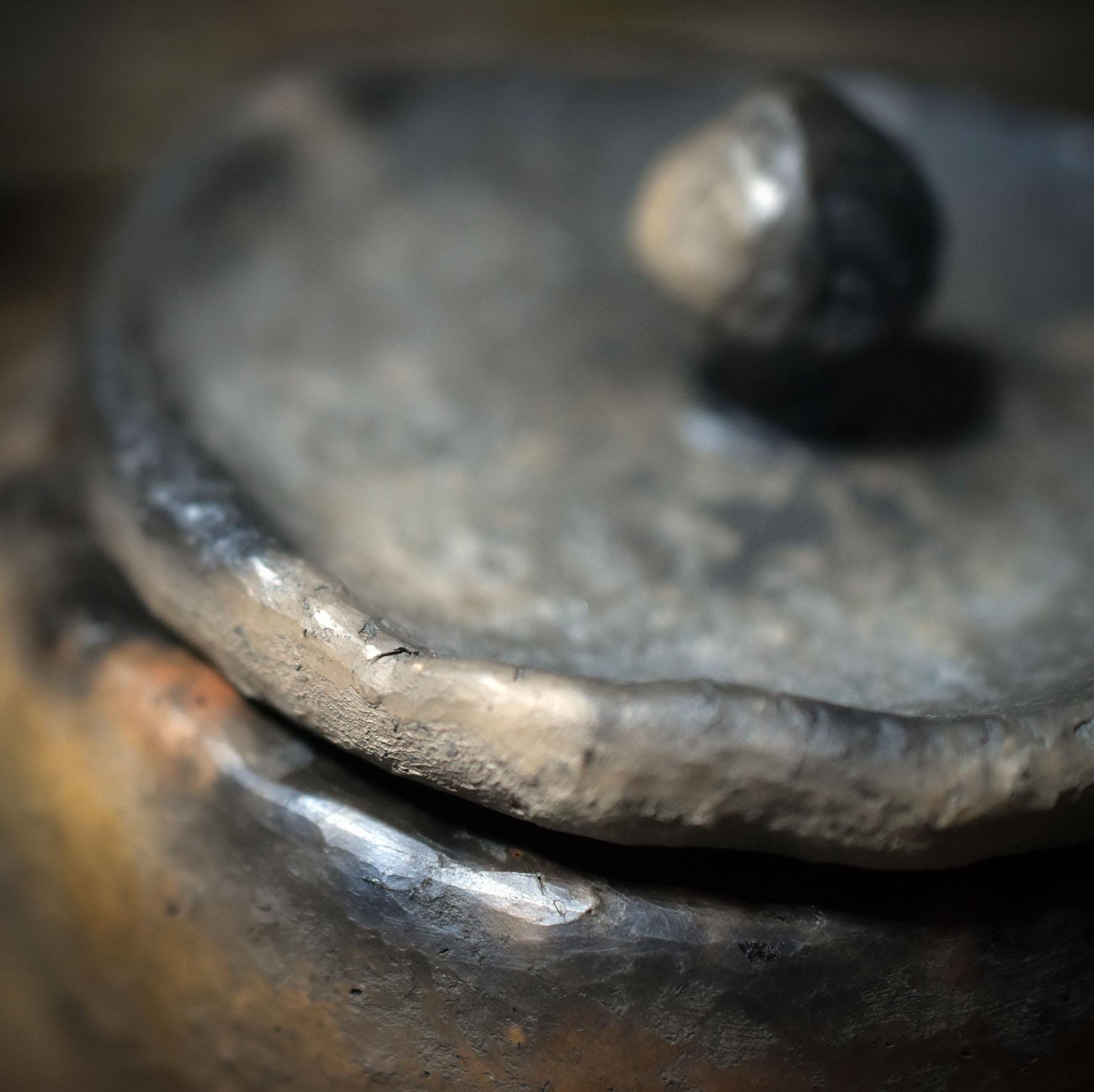 Ritualgefäß mit Deckel aus Rauchbrandton – archaisches Tongefäß für Altar & Aufbewahrung - GEF016