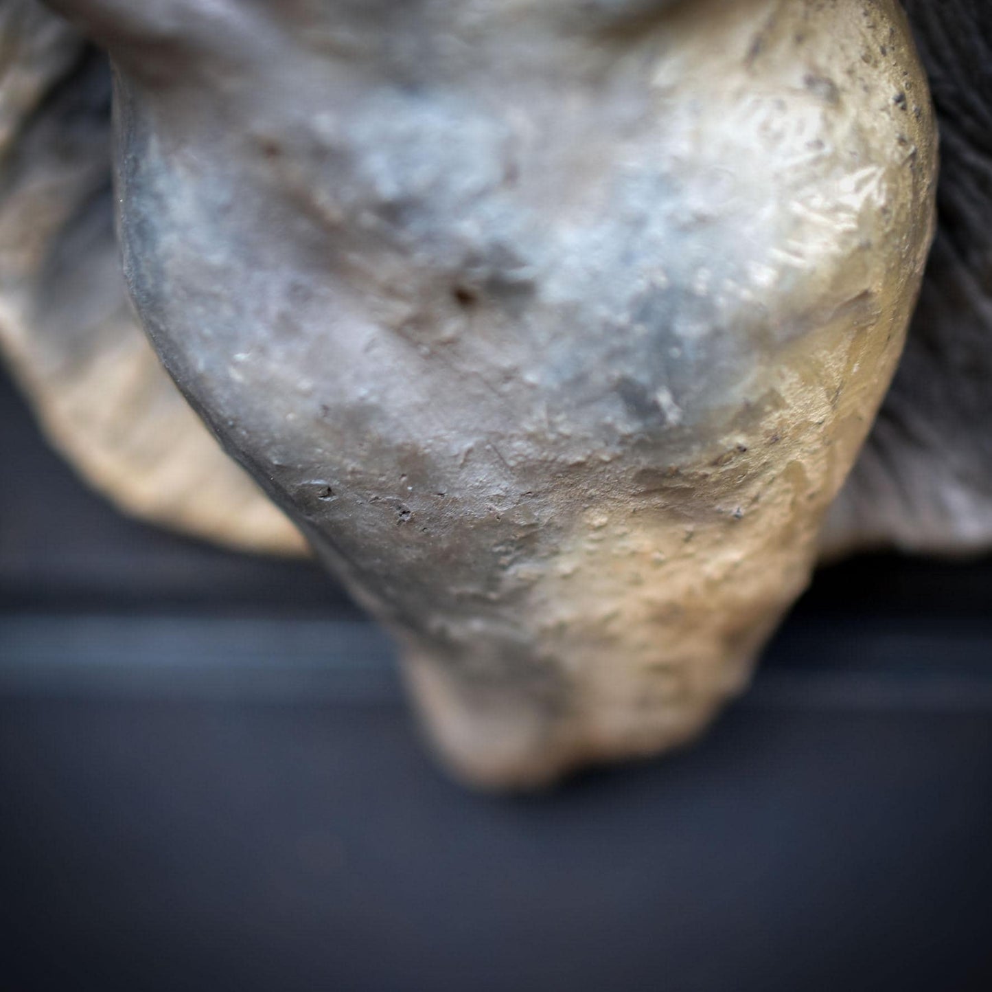 Tempelblatt Göttin Wand- & Fensterdeko – Göttinnenskulptur am Ginkgoblatt aus Ton HEX038