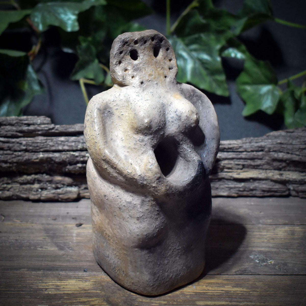 Mondgöttin Skulptur aus Rauchbrandton – archaische Tonfigur für Intuition & Wandel