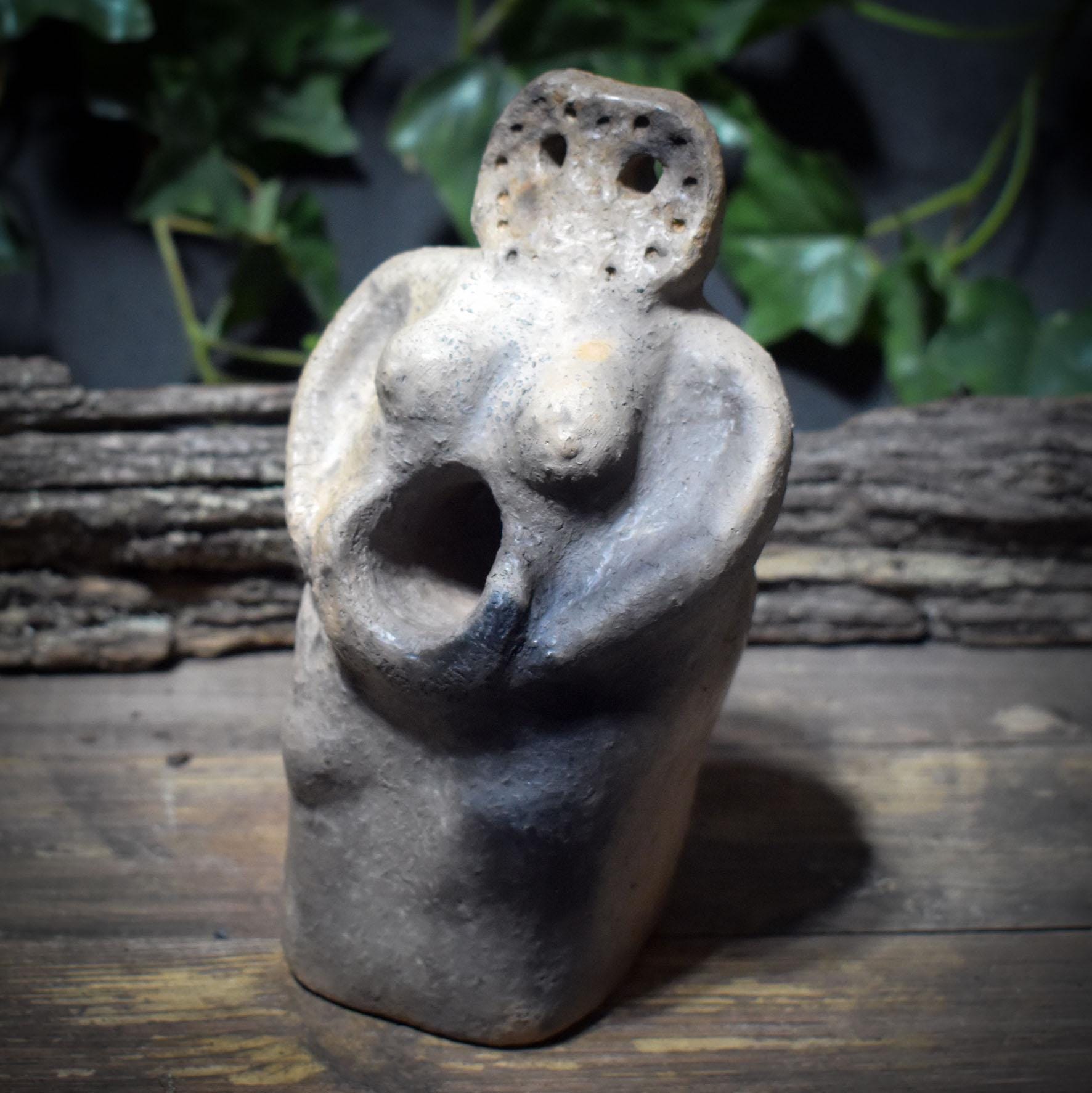 Mondgöttin Skulptur aus Rauchbrandton – archaische Tonfigur für Intuition & Wandel SKU236