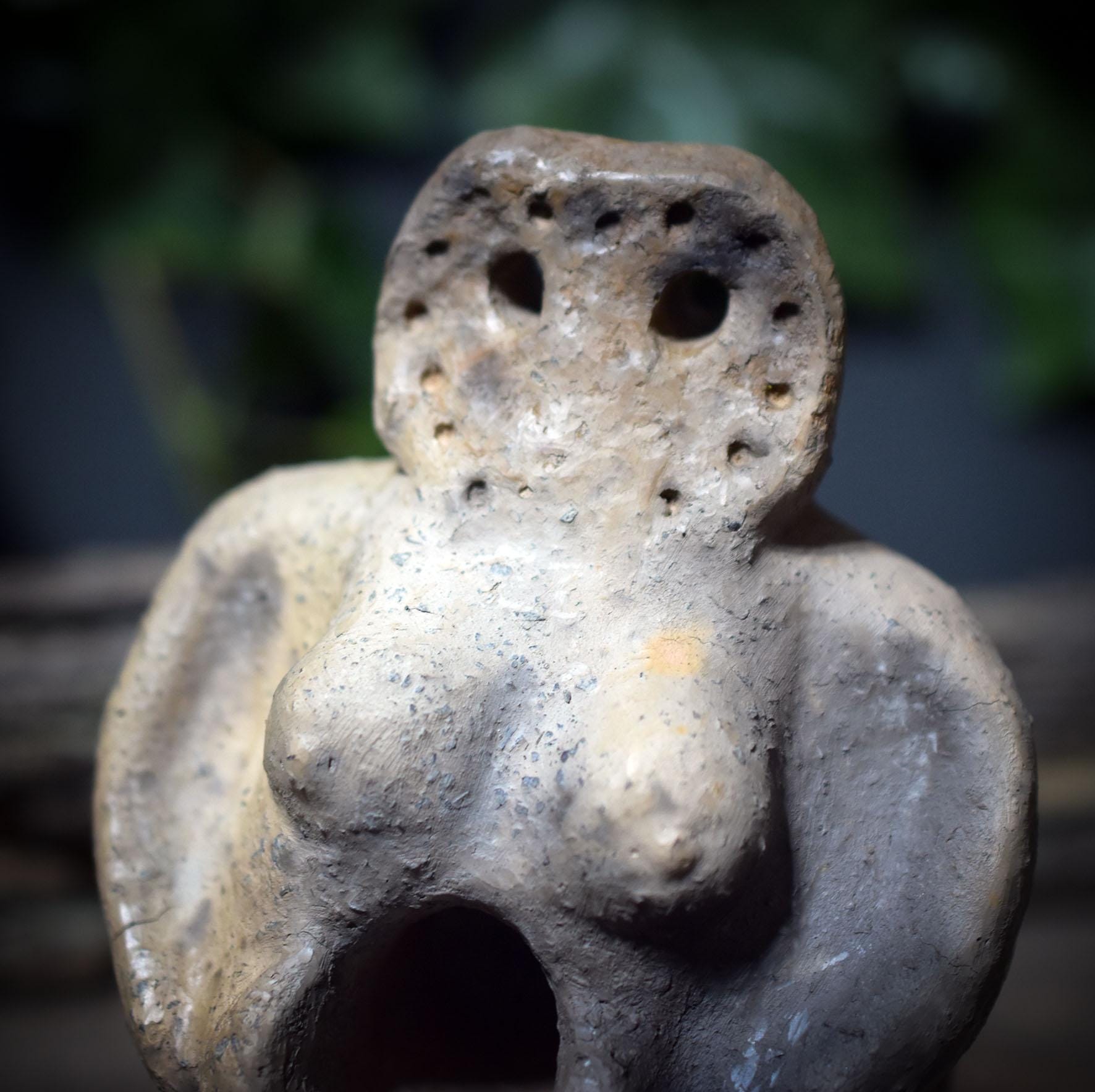 Mondgöttin Skulptur aus Rauchbrandton – archaische Tonfigur für Intuition & Wandel SKU236