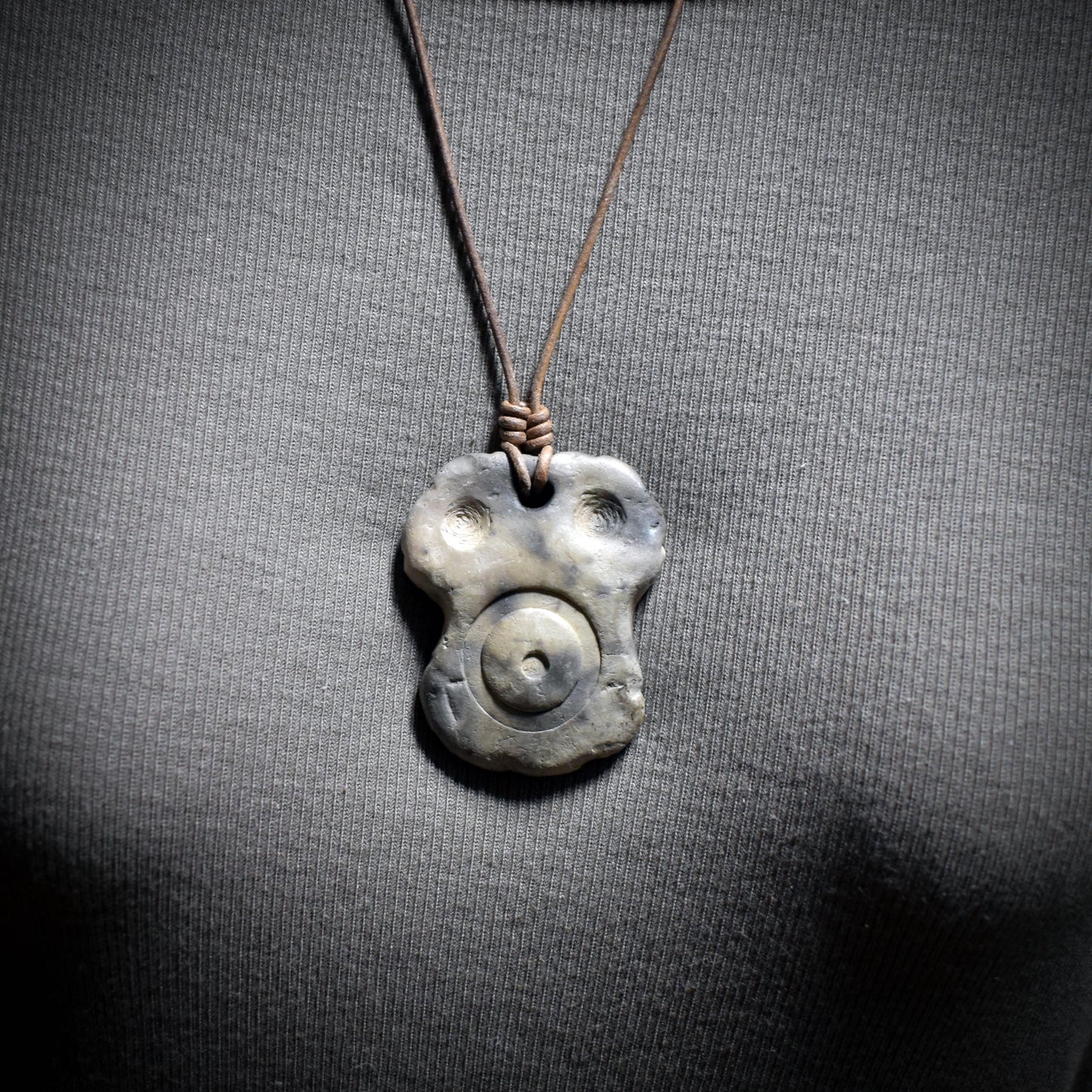 Seelenfenster Amulette aus Rauchbrandton – inspiriert von Eye Idols aus Tel Brak – Stärke • Schutz • Vertrauen • Trost – Lederband SFA001