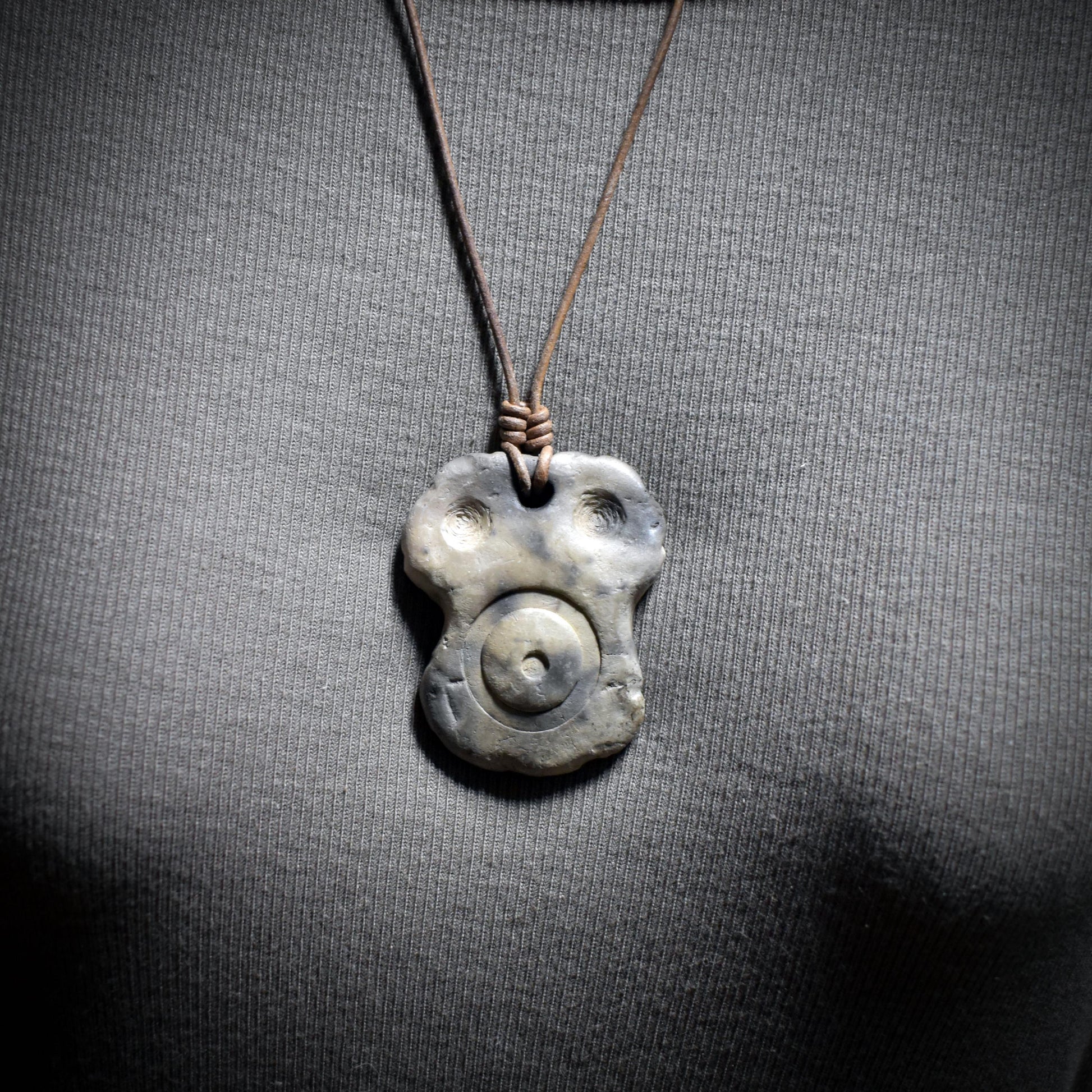 Seelenfenster Amulette aus Rauchbrandton – inspiriert von Eye Idols aus Tel Brak – Stärke • Schutz • Vertrauen • Trost – Lederband SFA001
