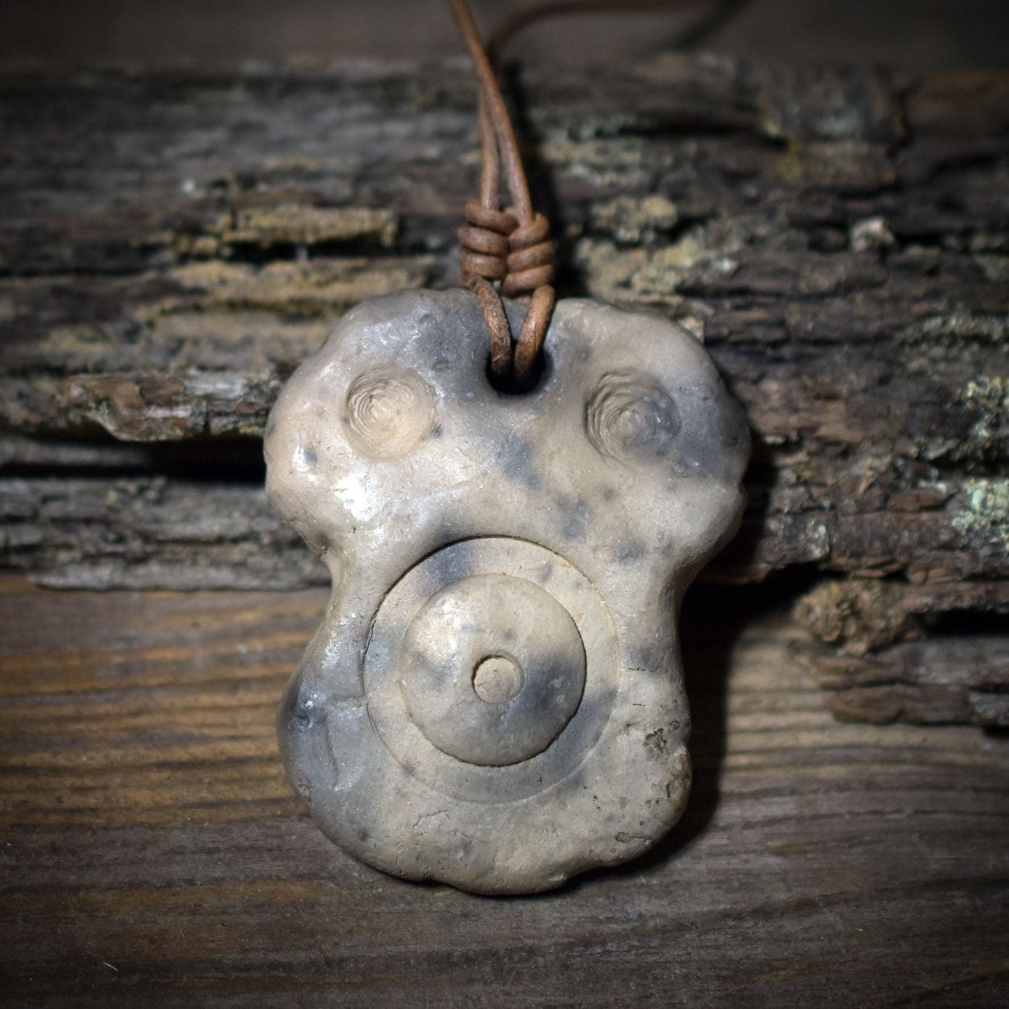 Seelenfenster Amulette aus Rauchbrandton – inspiriert von Eye Idols aus Tel Brak – Stärke • Schutz • Vertrauen • Trost – Lederband SFA001