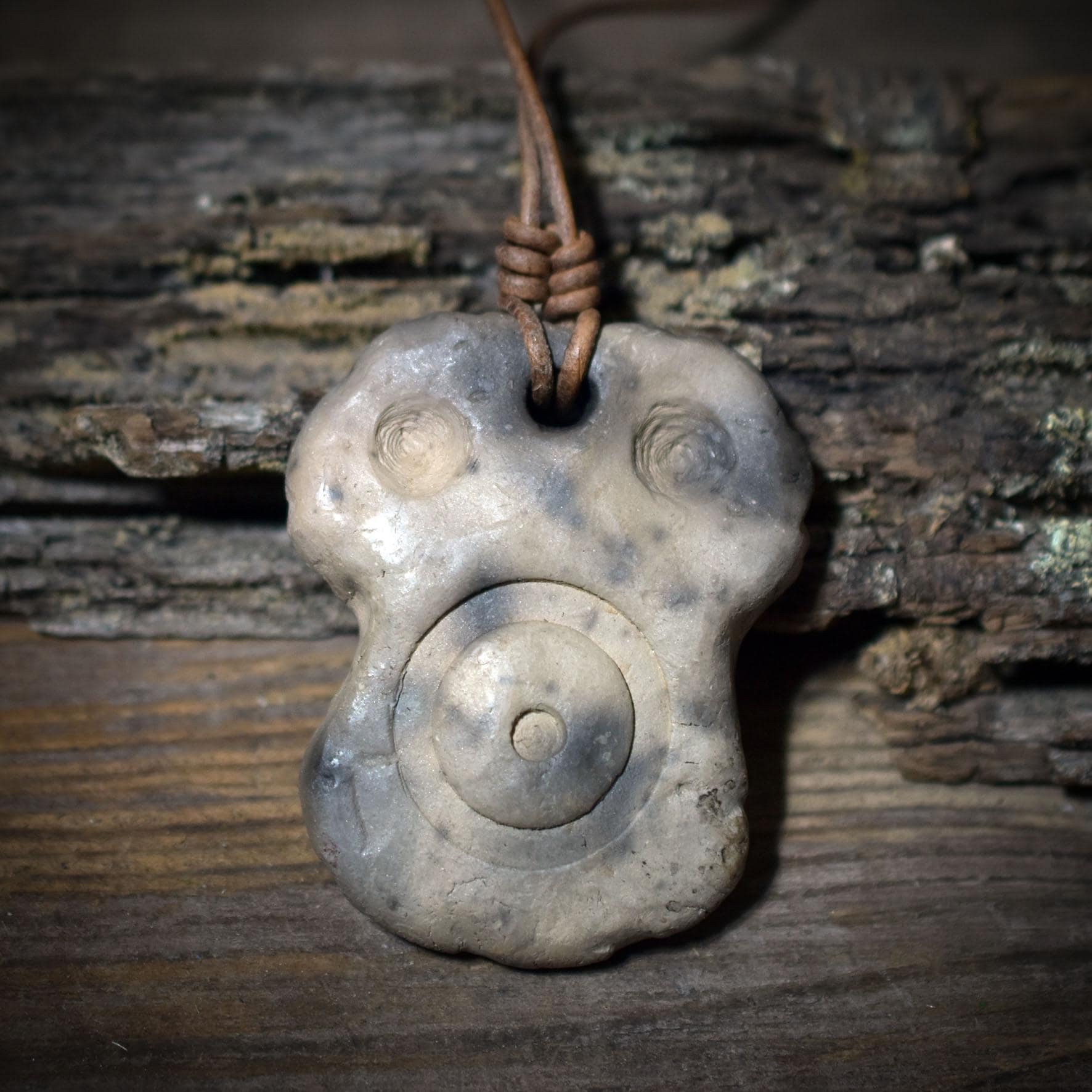 Seelenfenster Amulette aus Rauchbrandton – inspiriert von Eye Idols aus Tel Brak – Stärke • Schutz • Vertrauen • Trost – Lederband SFA001