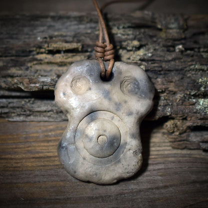 Seelenfenster Amulette aus Rauchbrandton – inspiriert von Eye Idols aus Tel Brak – Stärke • Schutz • Vertrauen • Trost – Lederband SFA001