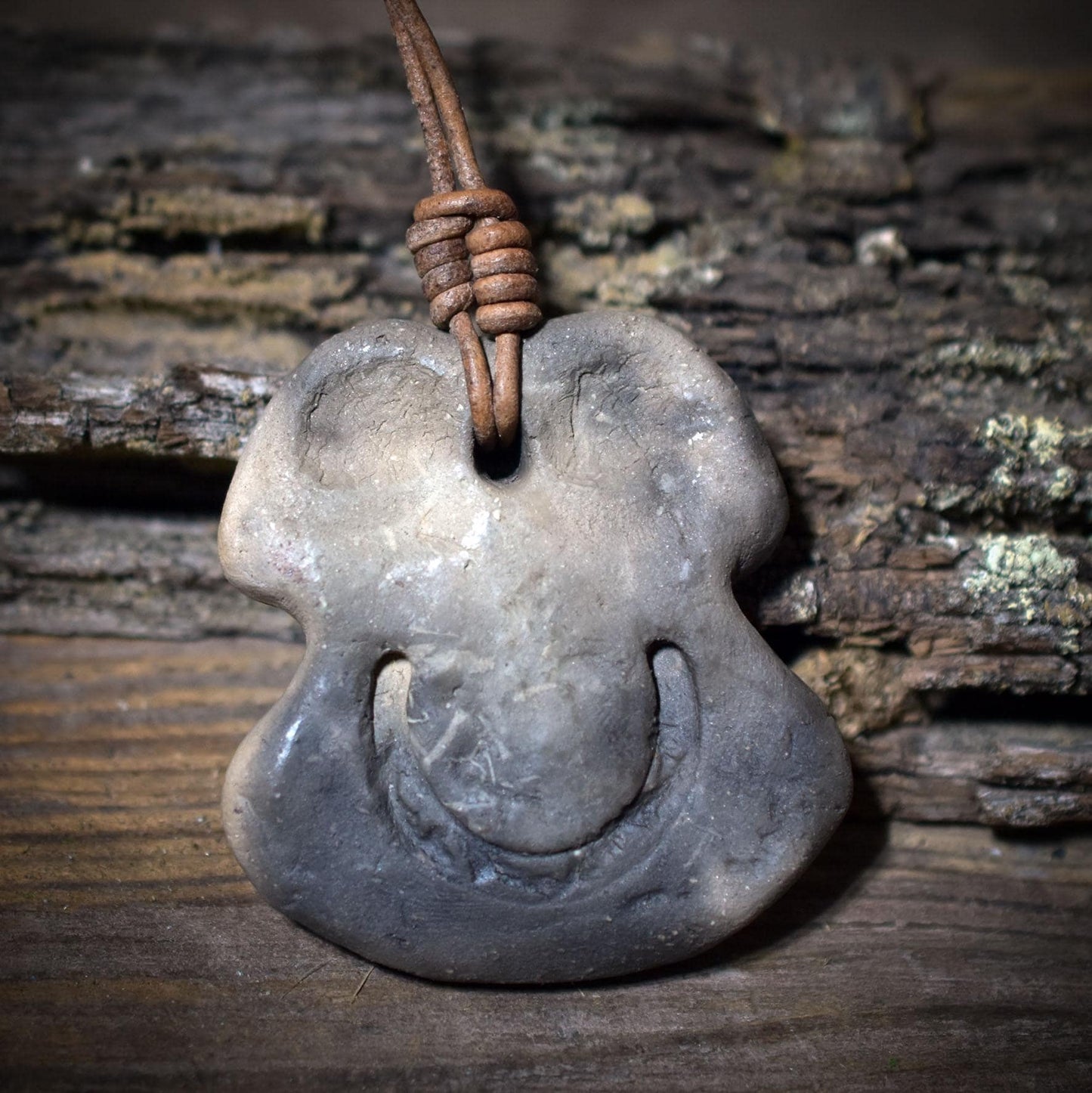 Seelenfenster Amulette aus Rauchbrandton – inspiriert von Eye Idols aus Tel Brak – Stärke • Schutz • Vertrauen • Trost – Lederband SFA001