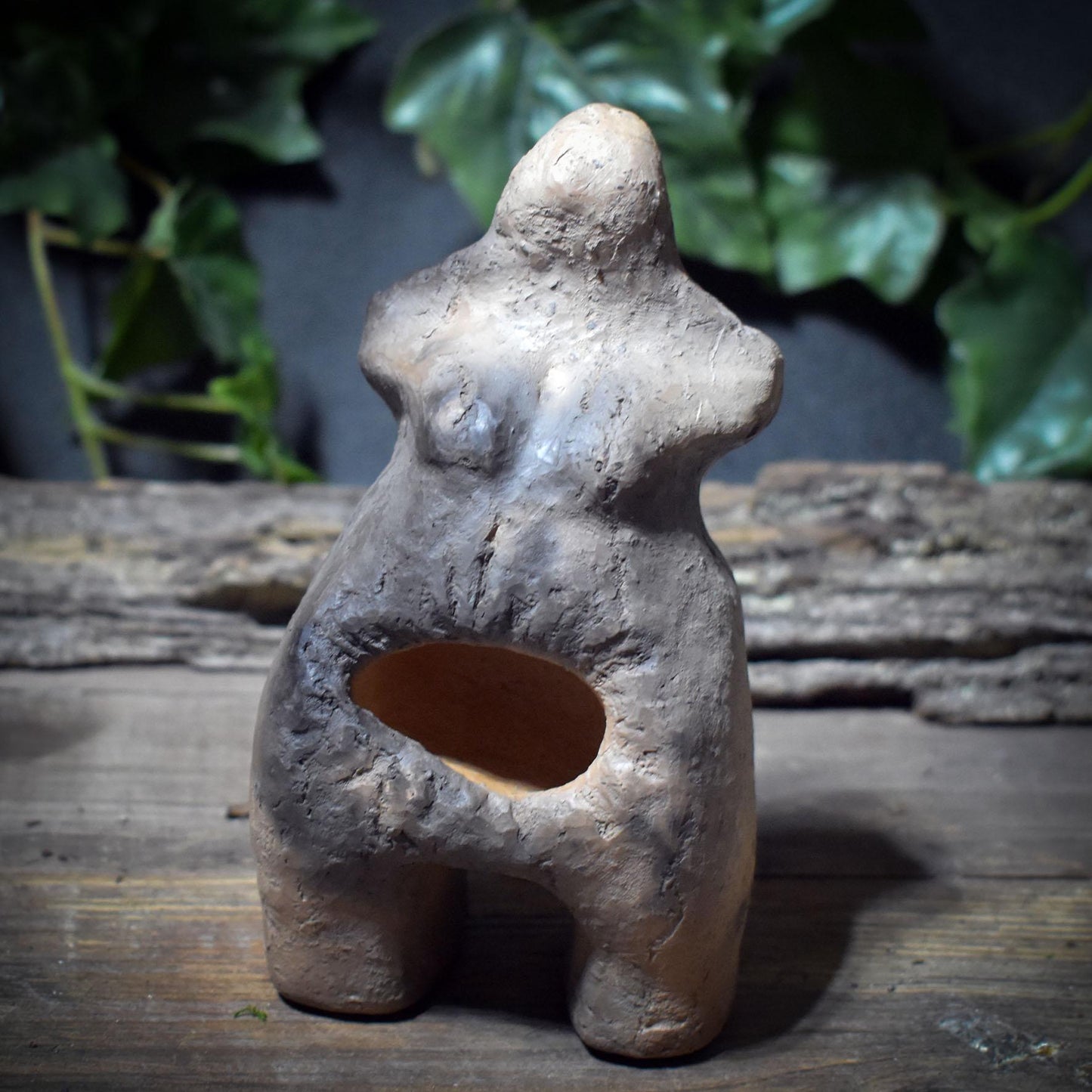 Urmutter Skulptur mit Gabenhöhle – archaische Tonfigur aus Rauchbrandton SKU238