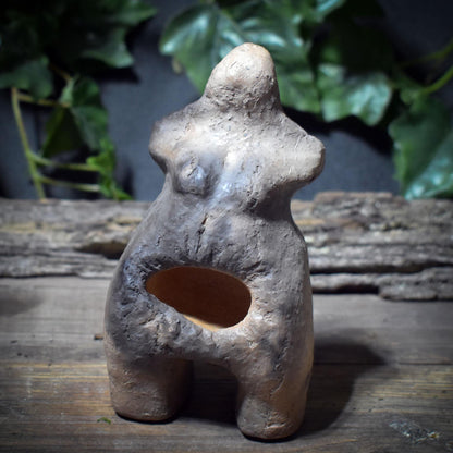 Urmutter Skulptur mit Gabenhöhle – archaische Tonfigur aus Rauchbrandton SKU238