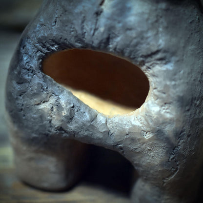 Urmutter Skulptur mit Gabenhöhle – archaische Tonfigur aus Rauchbrandton