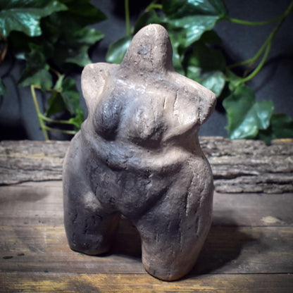 Urmutter Skulptur inspiriert von Artefakten – archaische Tonfigur aus Rauchbrandton SKU239