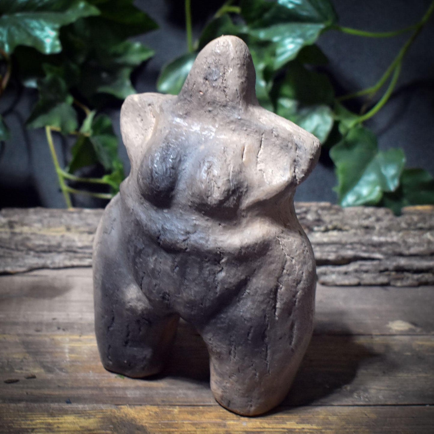Urmutter Skulptur inspiriert von Artefakten – archaische Tonfigur aus Rauchbrandton