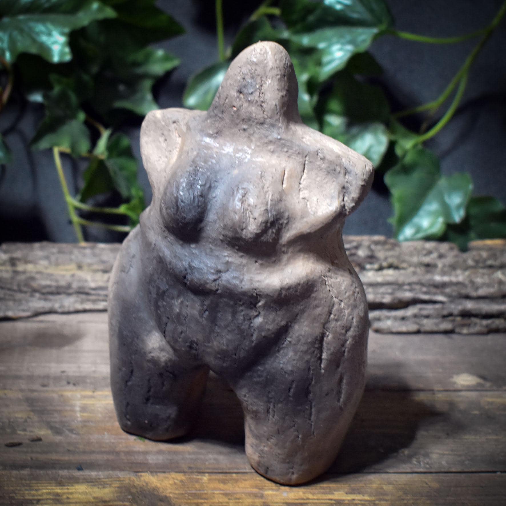 Urmutter Skulptur inspiriert von Artefakten – archaische Tonfigur aus Rauchbrandton
