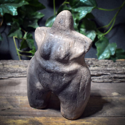 Urmutter Skulptur inspiriert von Artefakten – archaische Tonfigur aus Rauchbrandton
