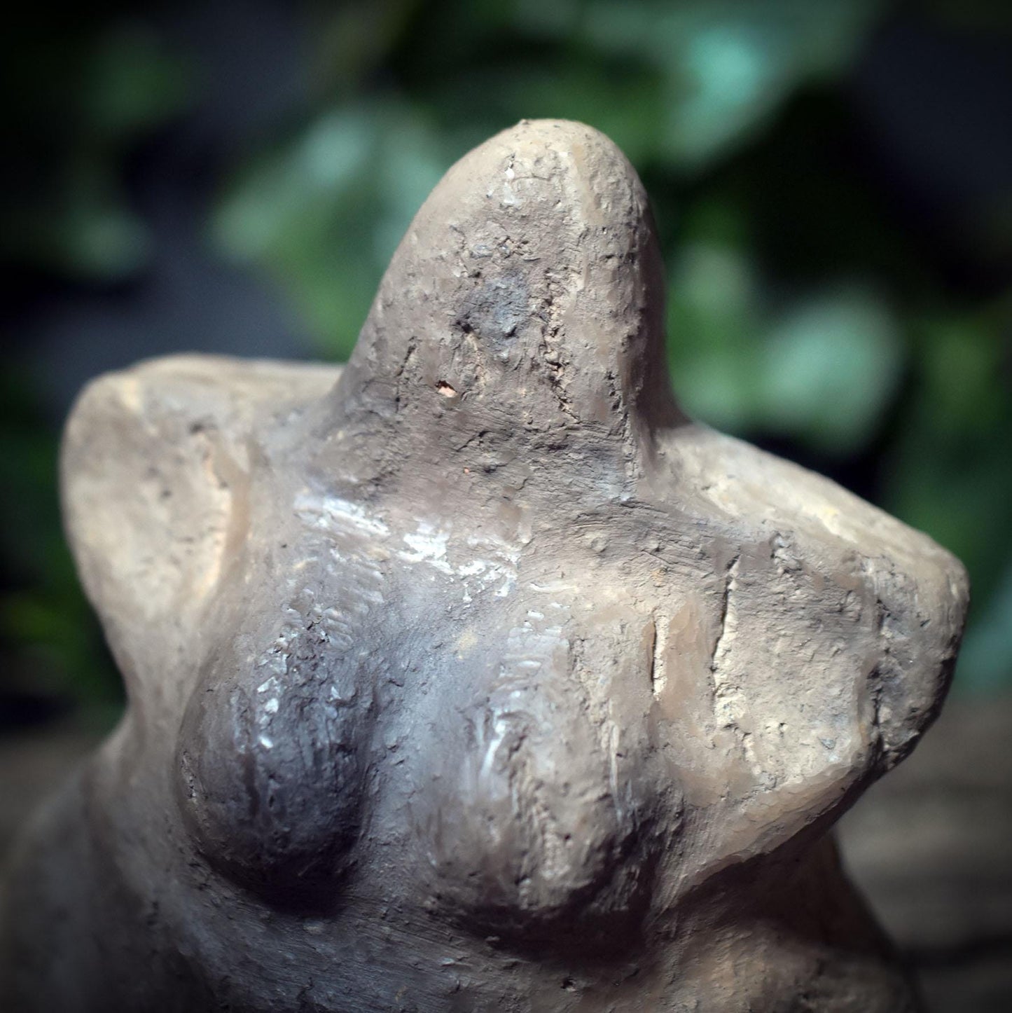 Urmutter Skulptur inspiriert von Artefakten – archaische Tonfigur aus Rauchbrandton