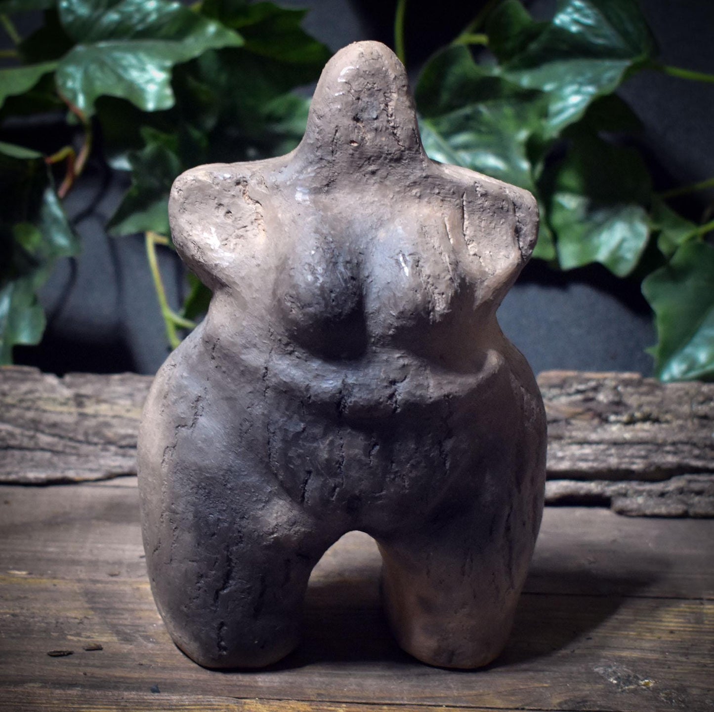 Urmutter Skulptur inspiriert von Artefakten – archaische Tonfigur aus Rauchbrandton SKU239