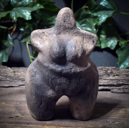 Urmutter Skulptur inspiriert von Artefakten – archaische Tonfigur aus Rauchbrandton SKU239