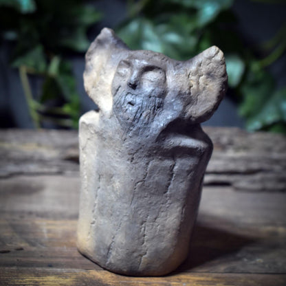 Cernunnos Skulptur aus Rauchbrandton – archaische Tonfigur des Gehörnten SKU241
