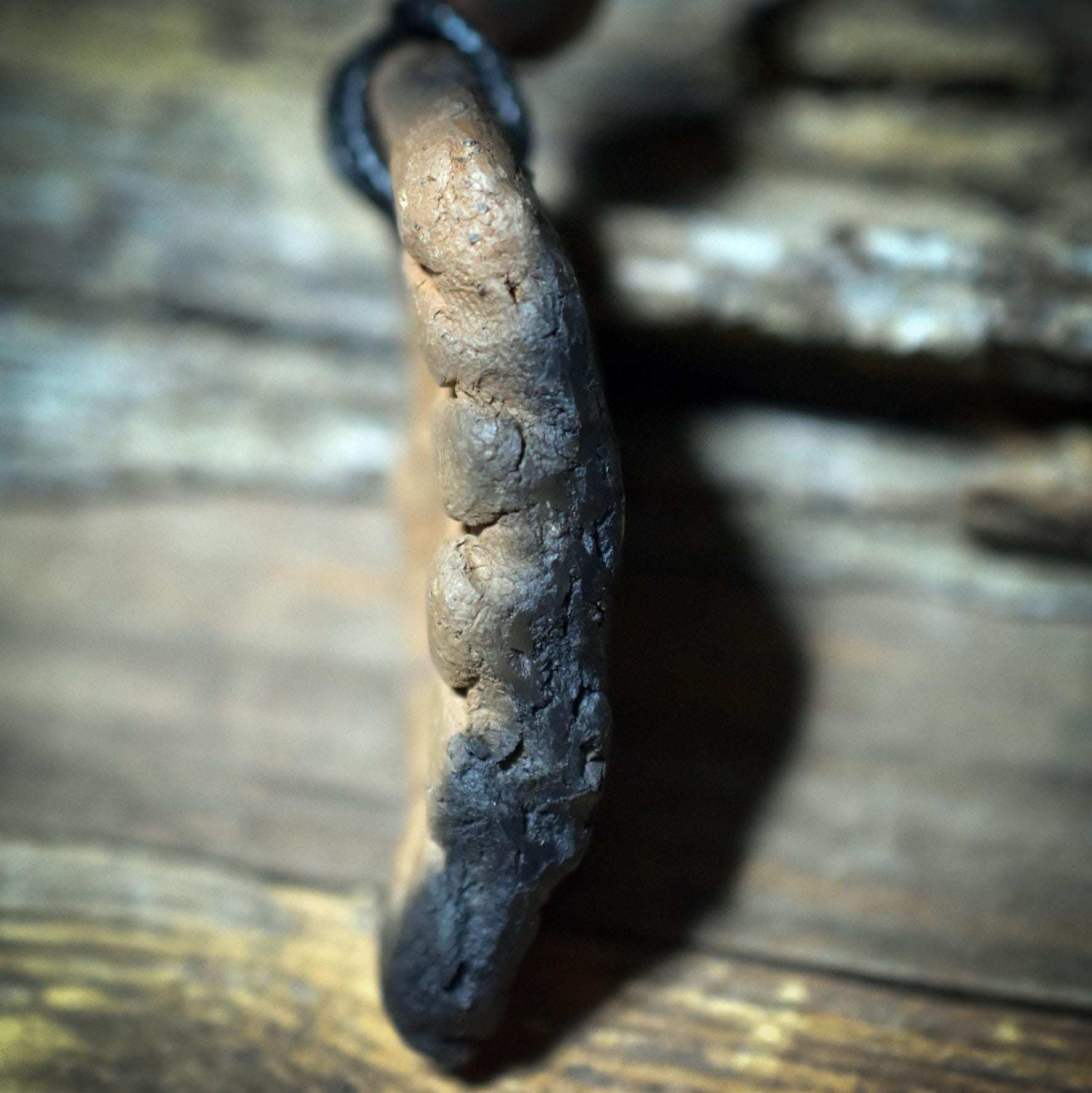 Laubblatt Amulett aus Ton – verstellbares Baumwollband mit Holzperle AMU071