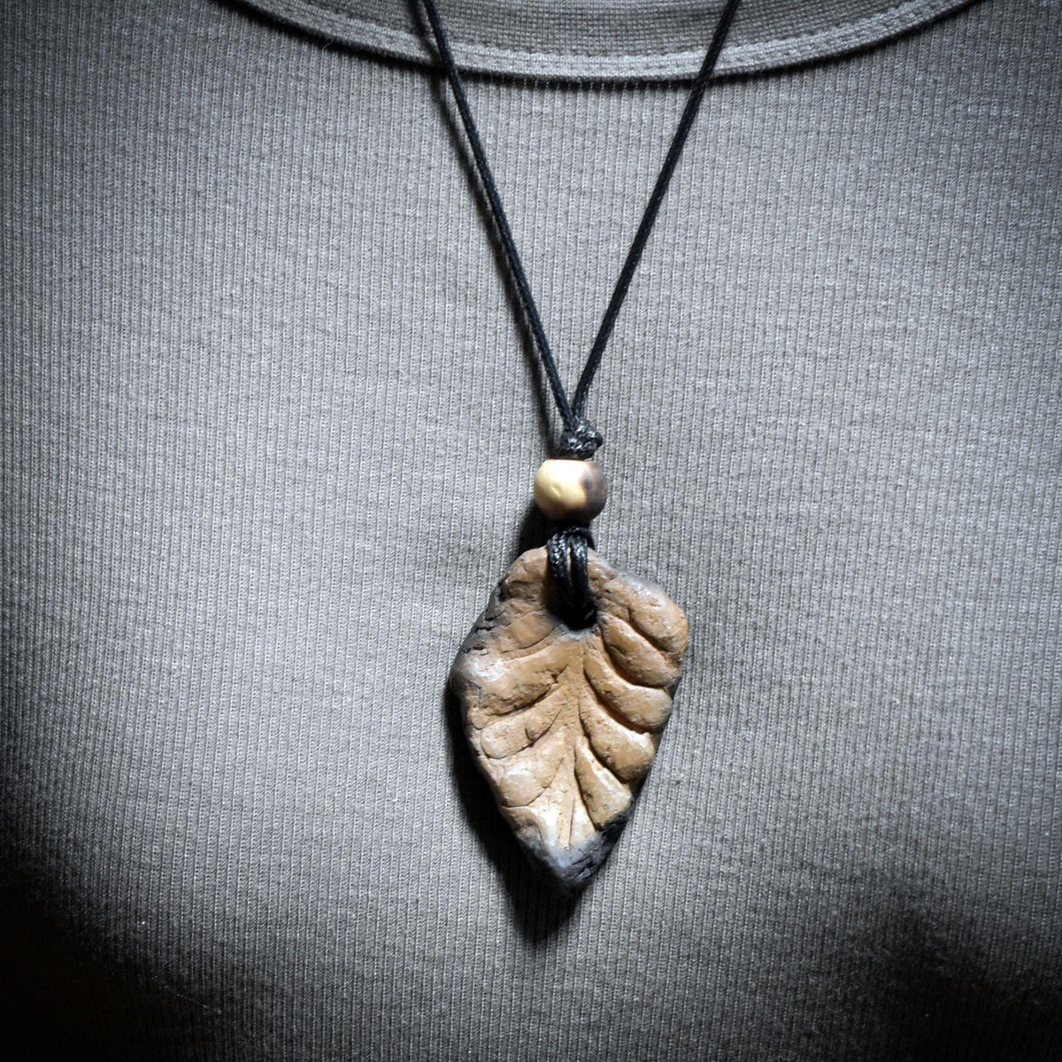 Laubblatt Amulett aus Ton – verstellbares Baumwollband mit Holzperle