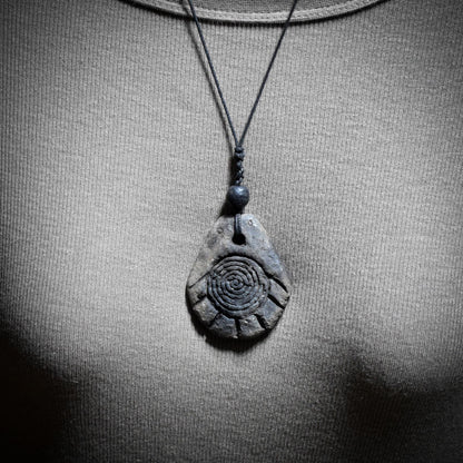 Sonnenspirale Amulett aus Ton – verstellbares Baumwollband mit Glasperle