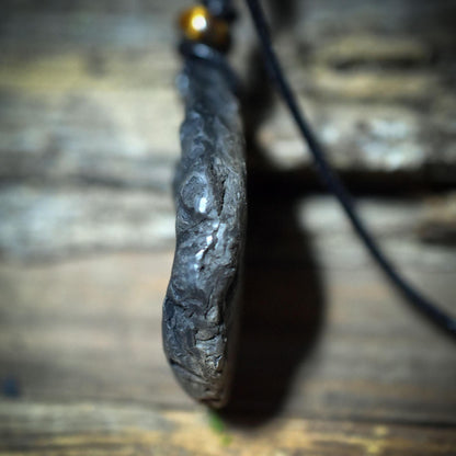 Lebensspirale Amulett aus Ton – verstellbares Baumwollband mit Tigerauge AMU073