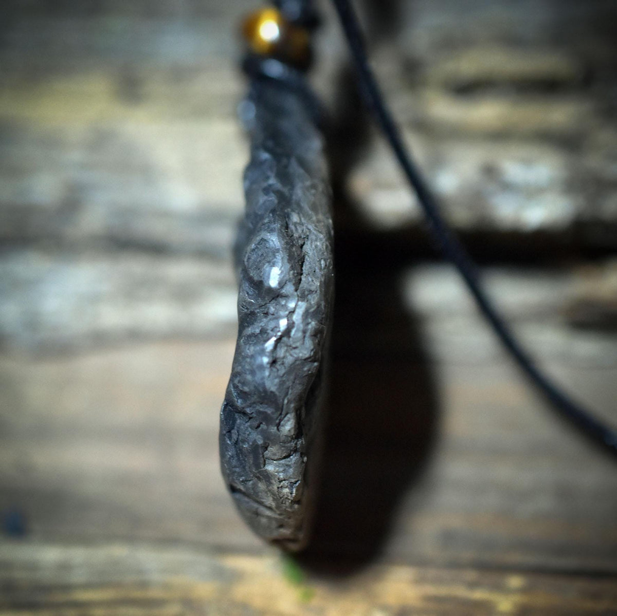 Lebensspirale Amulett aus Ton – verstellbares Baumwollband mit Tigerauge