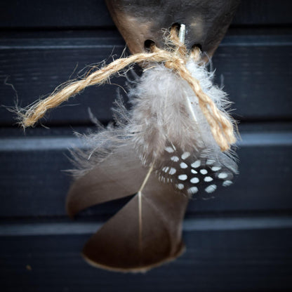 Seelenfenster aus Rauchbrandton – archaisches Wandobjekt mit Naturmaterial – Schutz • Trost • Vertrauen • Stärke – spirituelle Deko HEX039