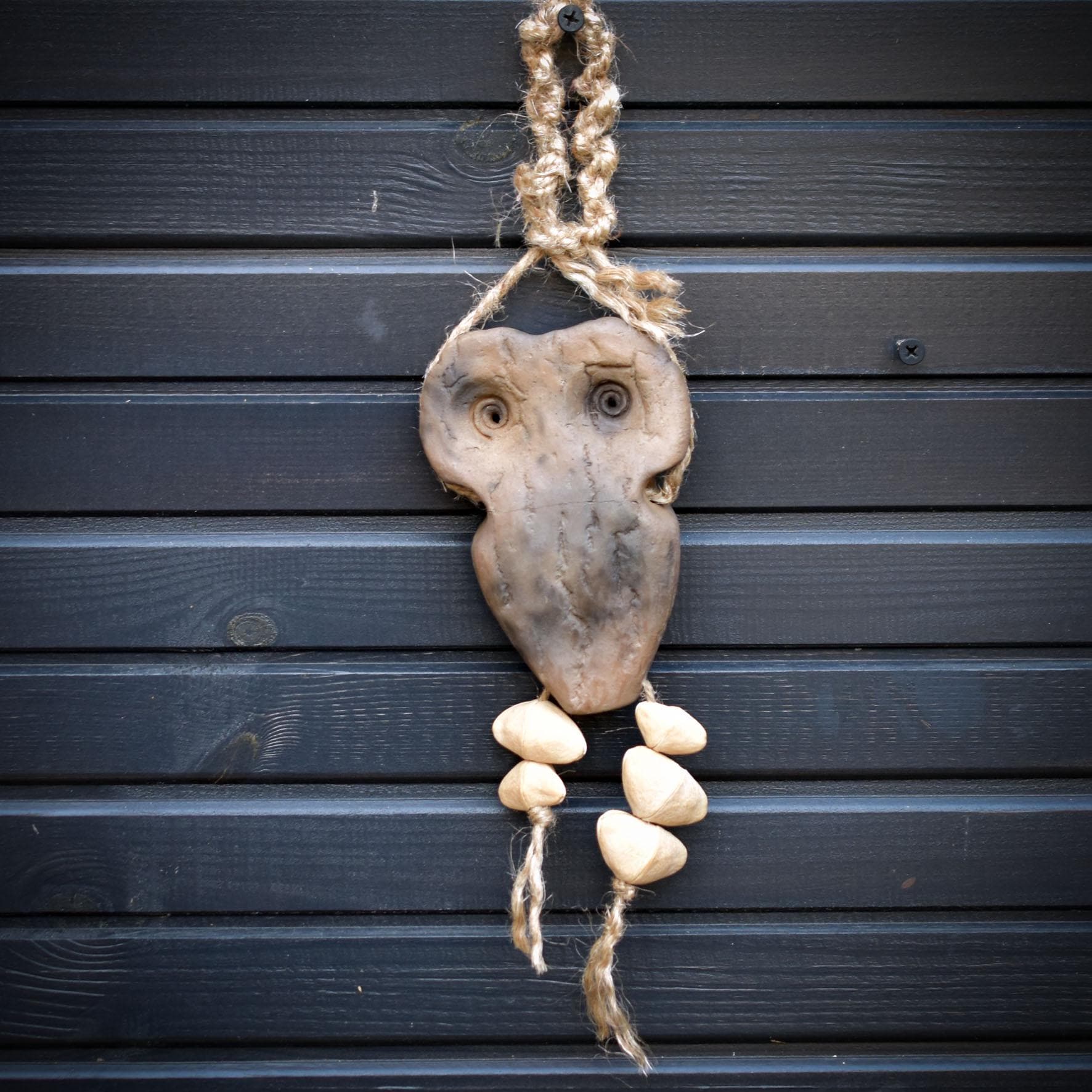 Seelenfenster aus Rauchbrandton – archaisches Wandobjekt mit Naturmaterial – Schutz • Trost • Vertrauen • Stärke – spirituelle Deko HEX039