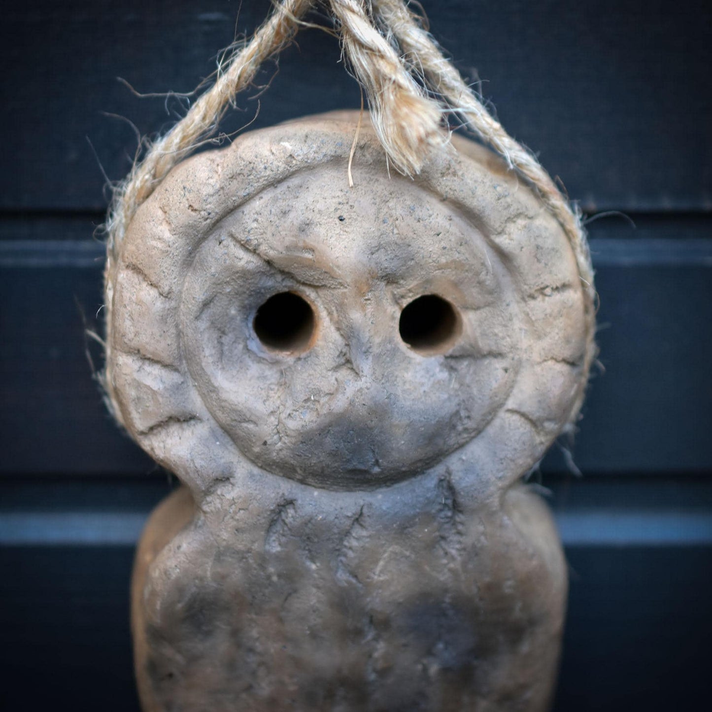 Seelenfenster aus Rauchbrandton – archaisches Wandobjekt mit Naturmaterial – Schutz • Trost • Vertrauen • Stärke – spirituelle Deko HEX039