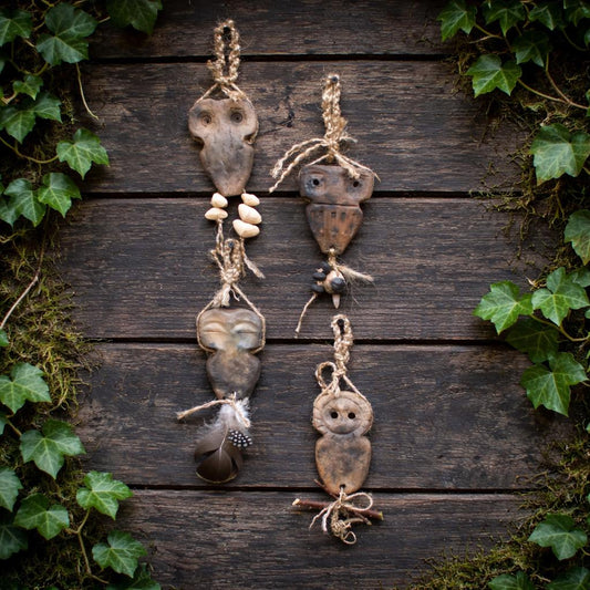 Seelenfenster aus Rauchbrandton – archaisches Wandobjekt mit Naturmaterial – Schutz • Trost • Vertrauen • Stärke – spirituelle Deko HEX039