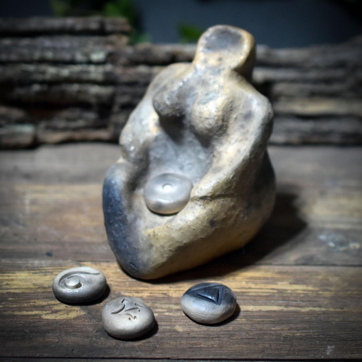 Ritualskulptur aus Rauchbrandton mit vier Symbolsteinen - SKU192