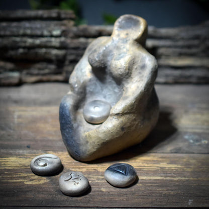 Ritualskulptur aus Rauchbrandton mit vier Symbolsteinen - SKU192