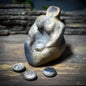 Ritualskulptur aus Rauchbrandton mit vier Symbolsteinen - SKU192