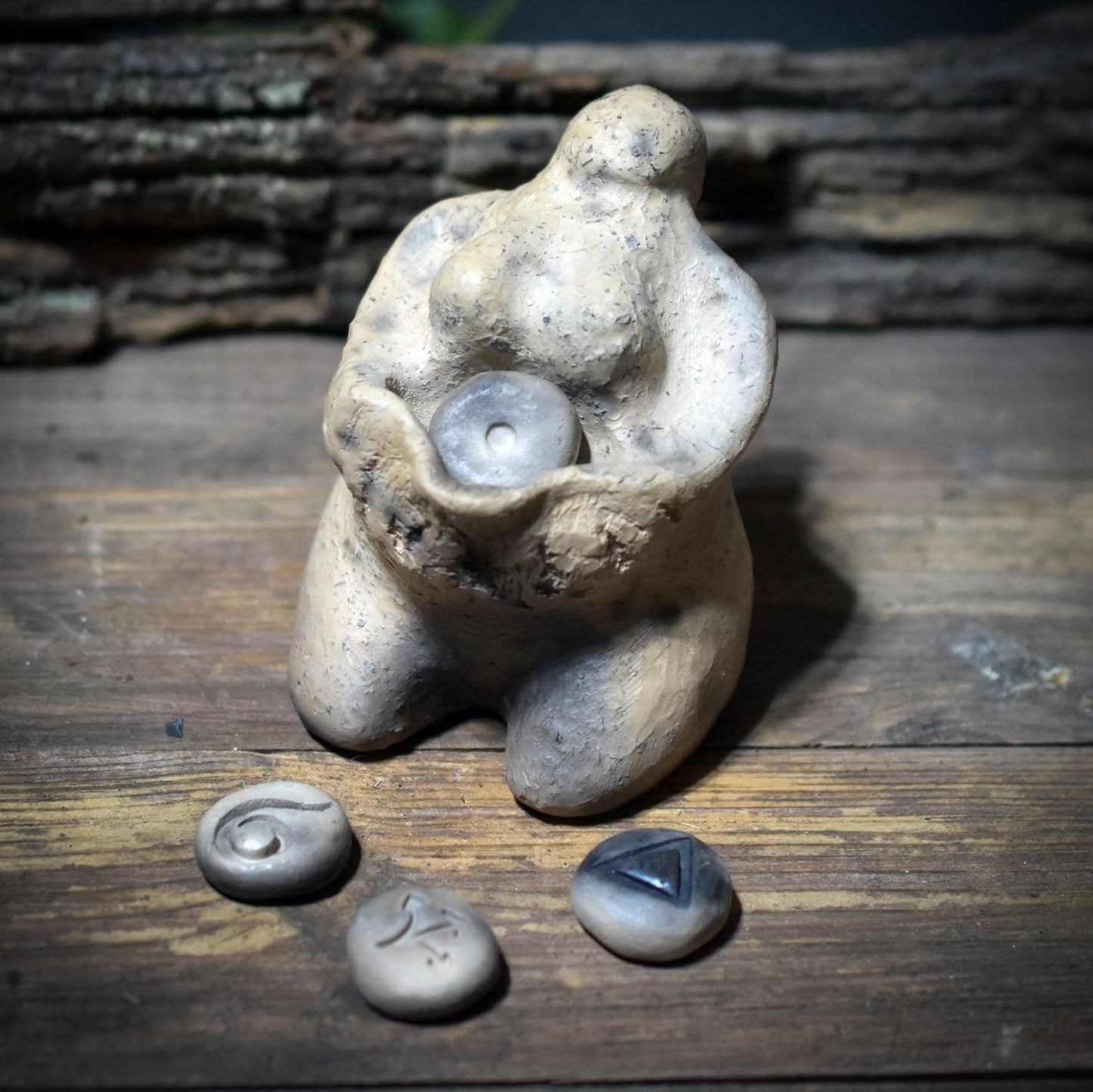 Ritualskulptur aus Rauchbrandton mit vier Symbolsteinen - SKU192