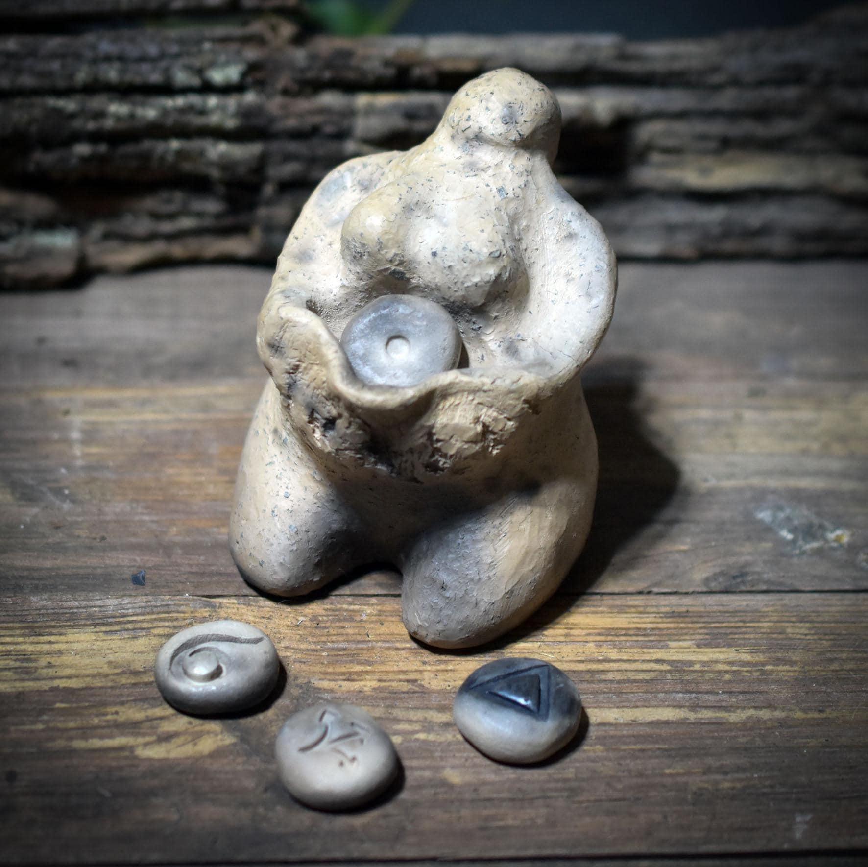 Ritualskulptur aus Rauchbrandton mit vier Symbolsteinen - SKU192