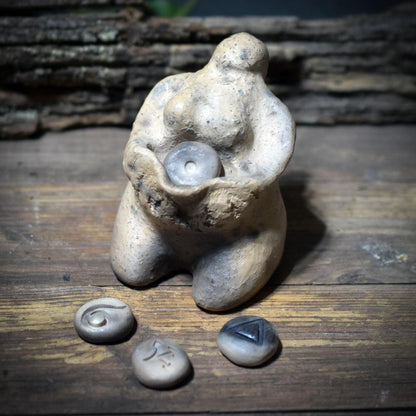 Ritualskulptur aus Rauchbrandton mit vier Symbolsteinen - SKU192