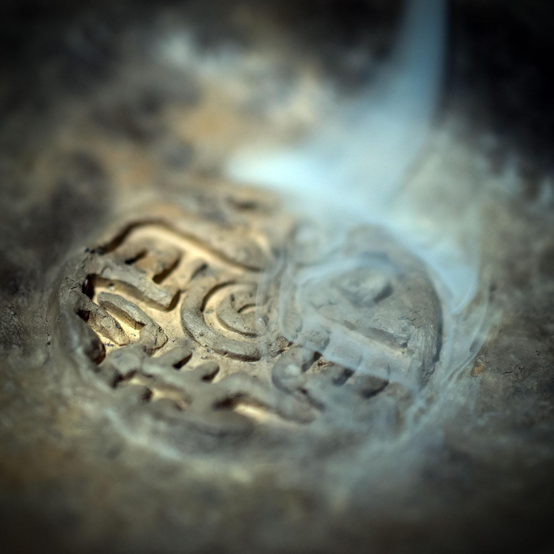 Rückfluss Räucherkegelhalter – kleiner Altar mit schamanischem Adler Symbol aus Rauchbrandton RÄH055