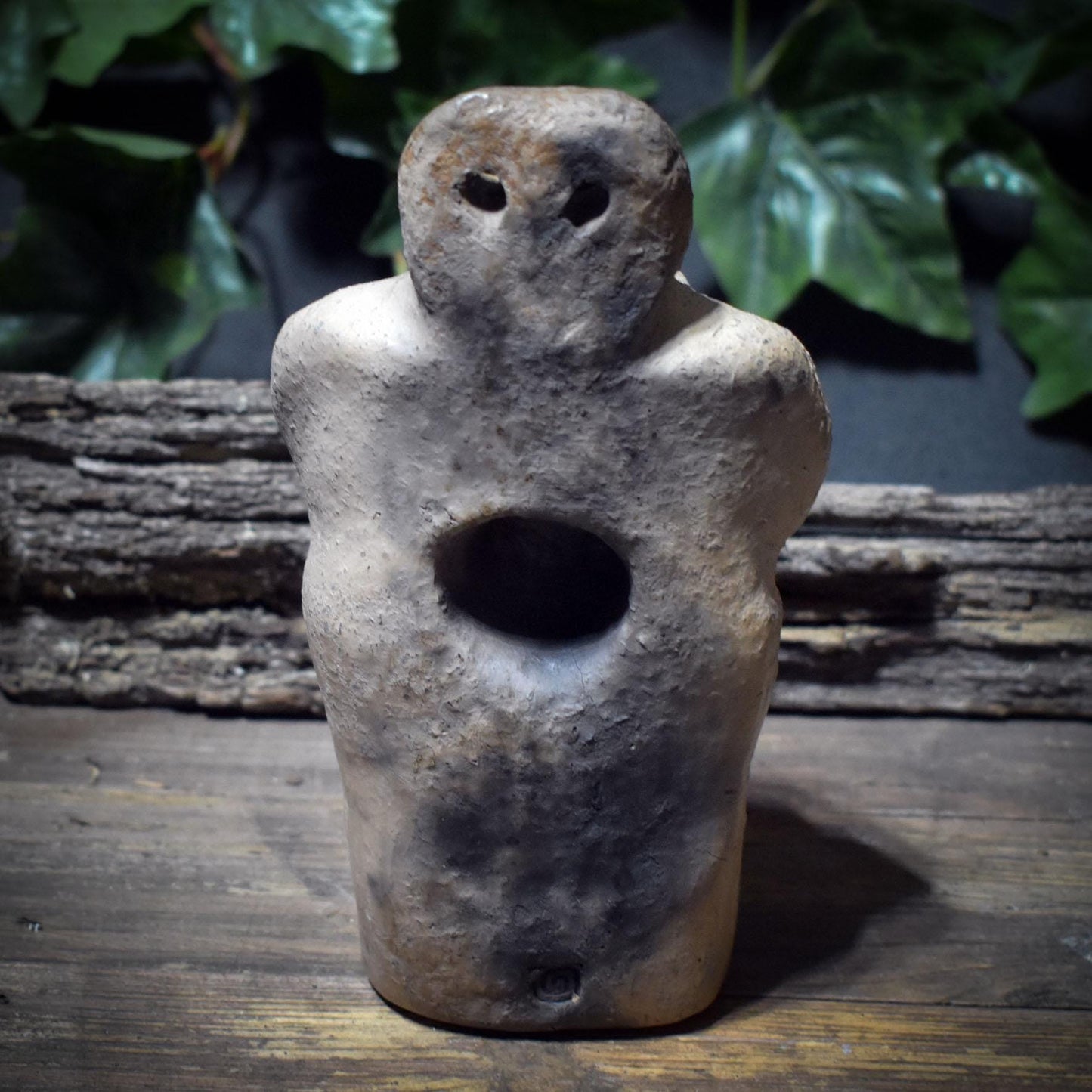Mondgöttin Skulptur aus Rauchbrandton – archaische Tonfigur für Intuition & Wandel SKU236