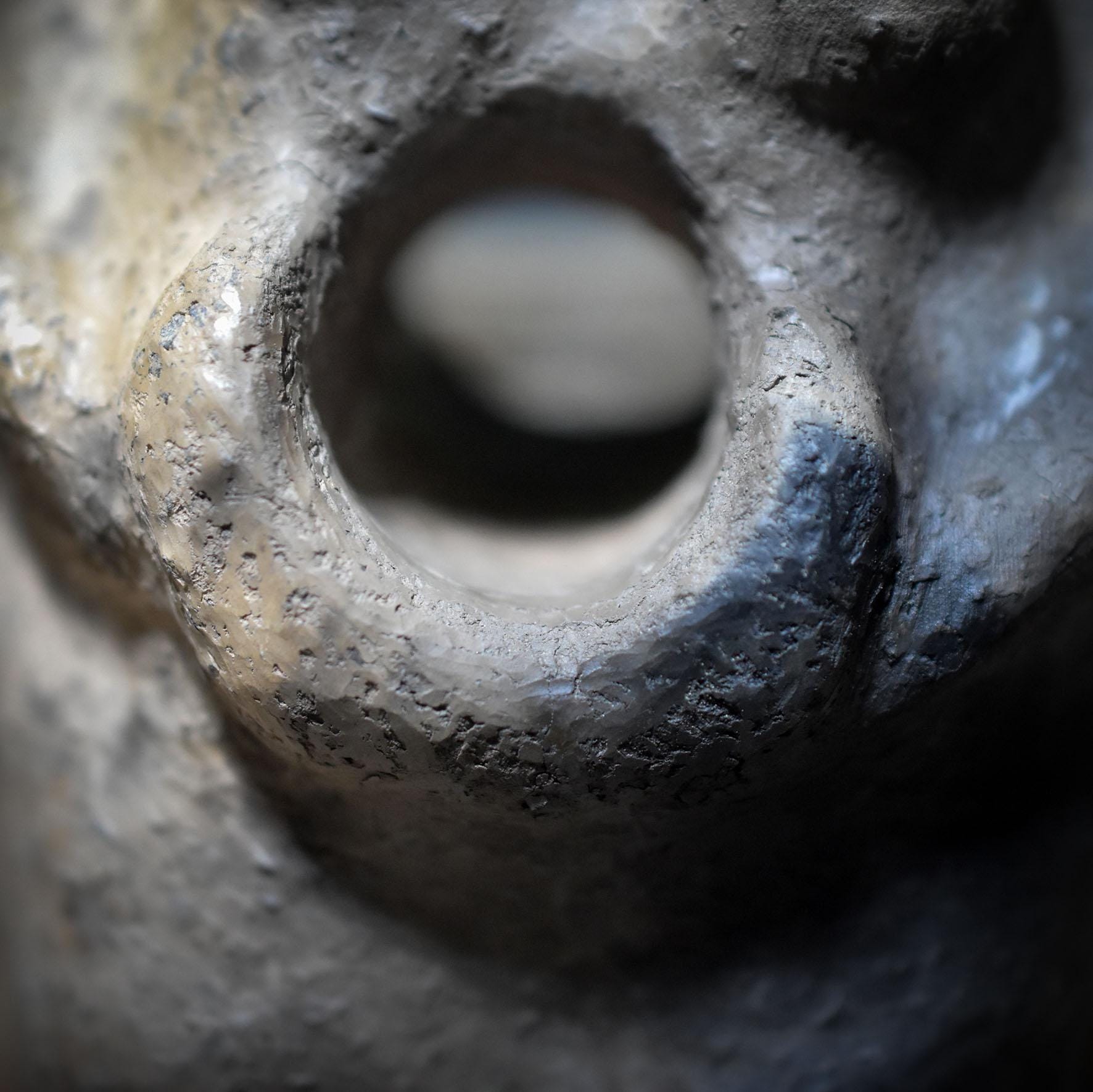 Mondgöttin Skulptur aus Rauchbrandton – archaische Tonfigur für Intuition & Wandel SKU236