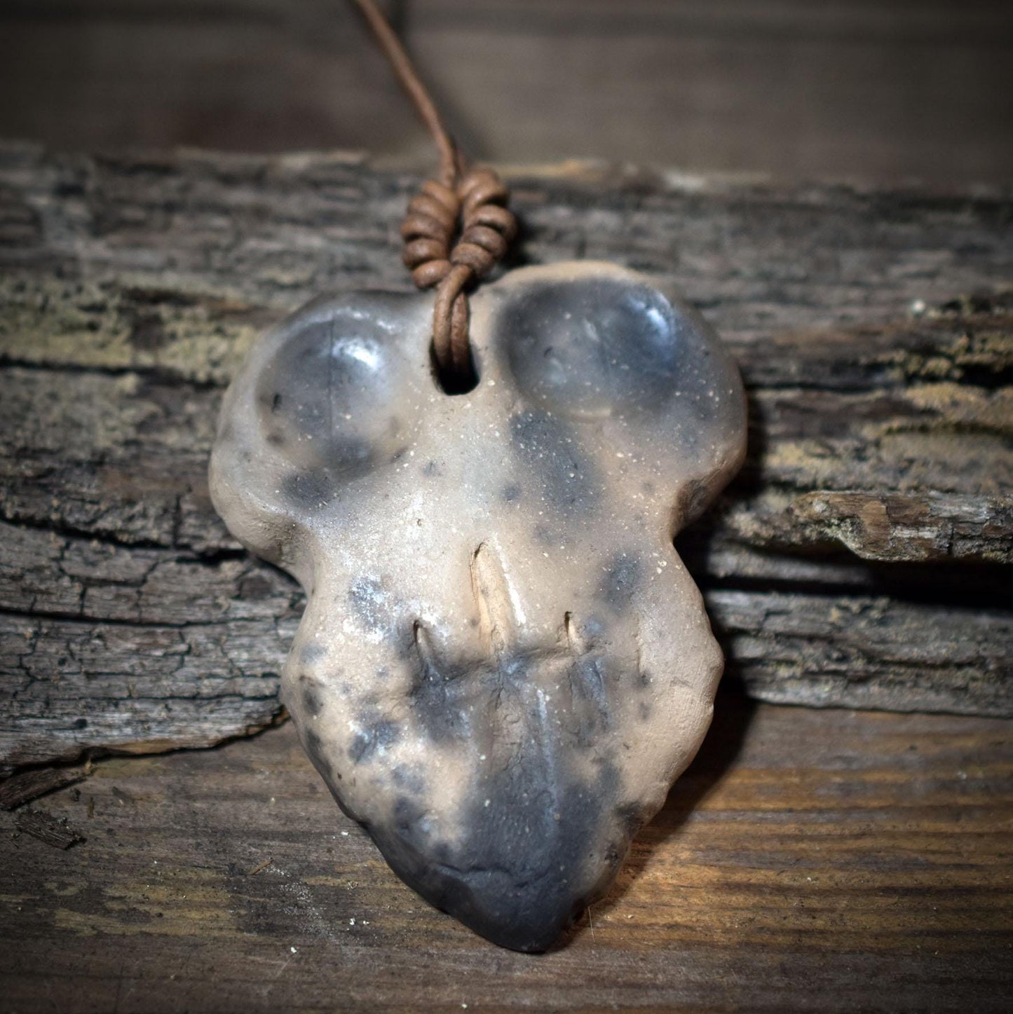 Seelenfenster Amulette aus Rauchbrandton – inspiriert von Eye Idols aus Tel Brak – Stärke • Schutz • Vertrauen • Trost – Lederband SFA001