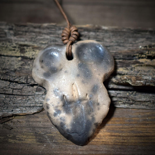 Seelenfenster Amulette aus Rauchbrandton – inspiriert von Eye Idols aus Tel Brak – Stärke • Schutz • Vertrauen • Trost – Lederband SFA001