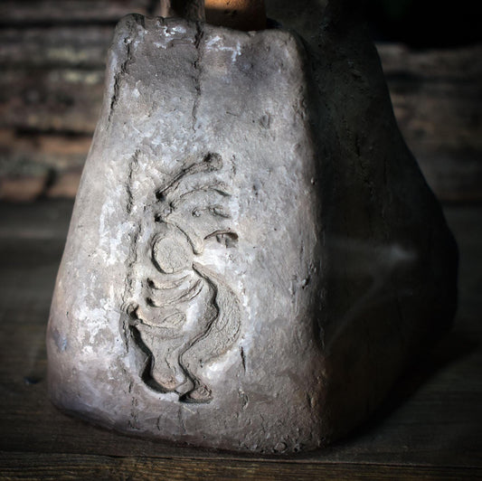 Rückfluss Räucherkegelhalter – turmförmige Höhle mit schamanischem Trommler Relief RÄH059