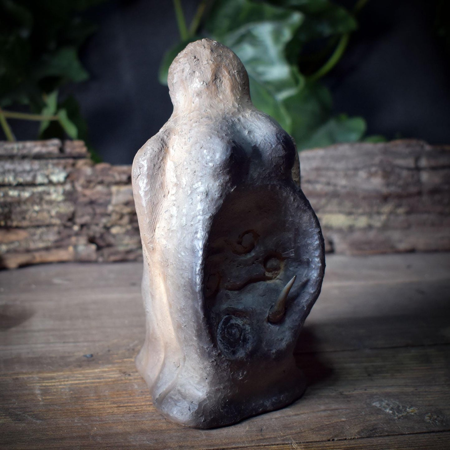 Meeresgöttin Skulptur mit Haifischzahn – archaische Tonfigur aus Rauchbrand SKU244