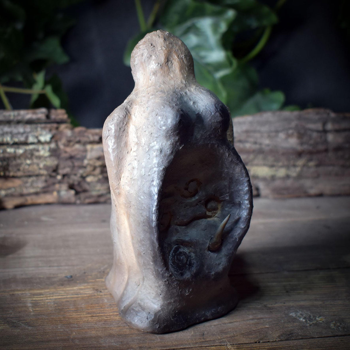 Meeresgöttin Skulptur mit Haifischzahn – archaische Tonfigur aus Rauchbrand