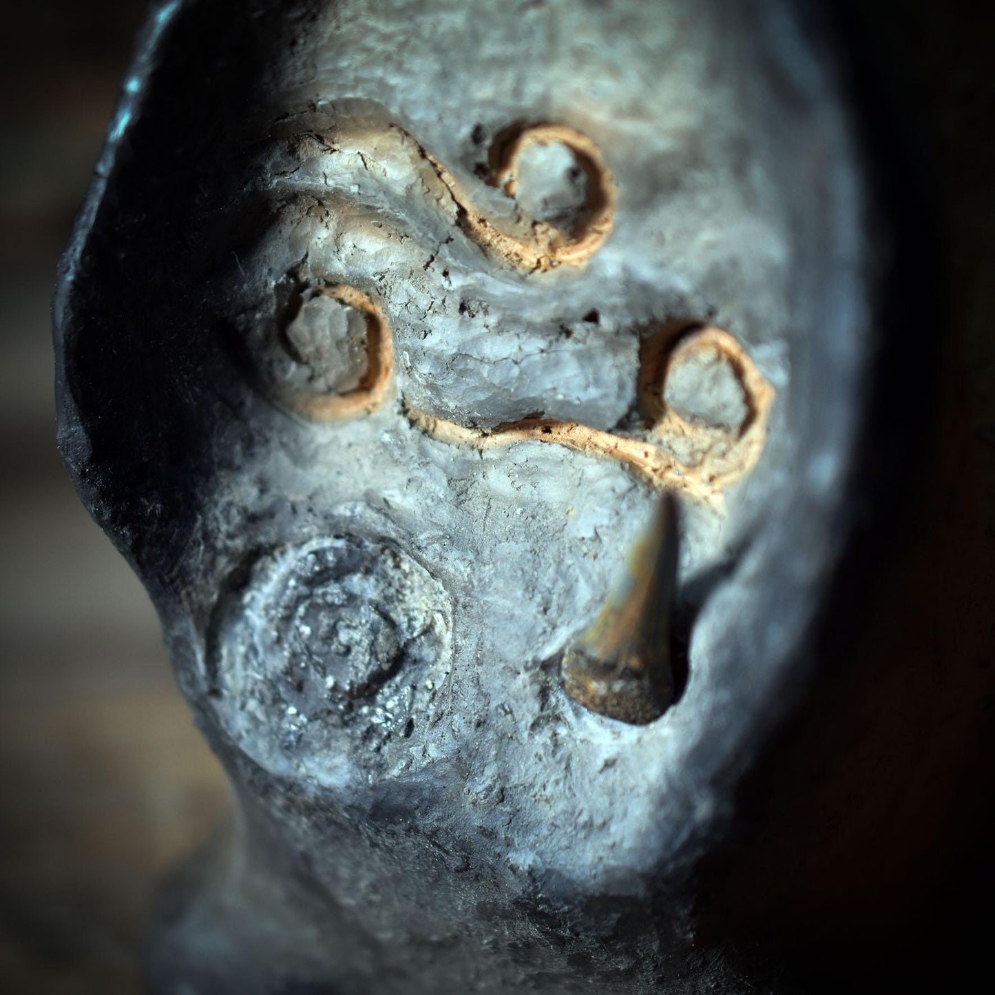 Meeresgöttin Skulptur mit Haifischzahn – archaische Tonfigur aus Rauchbrand SKU244