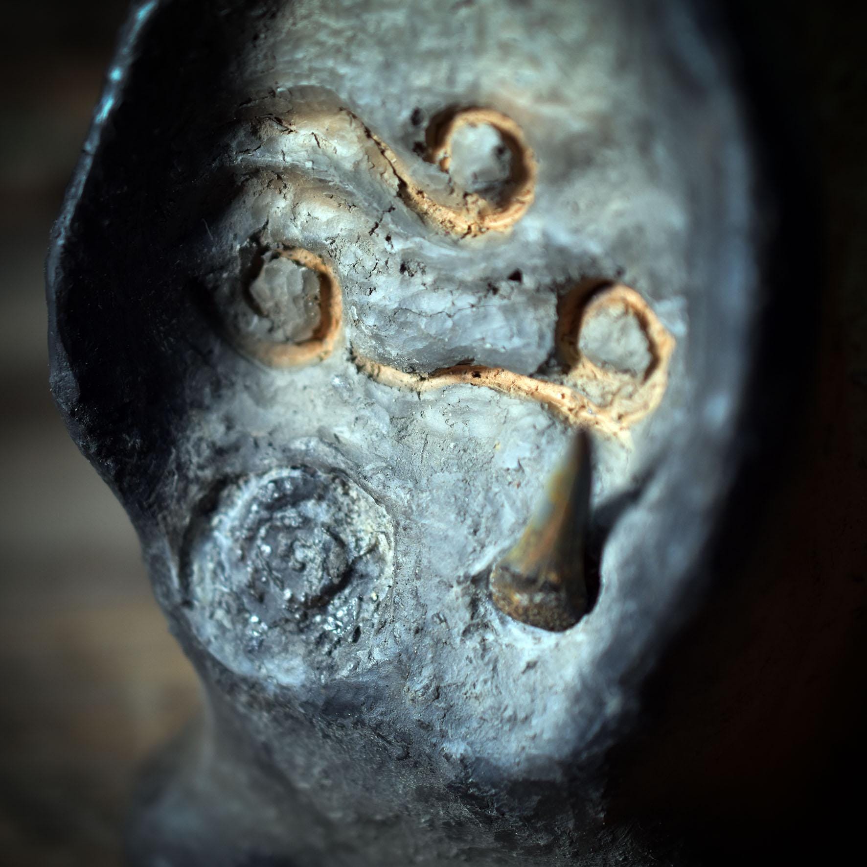 Meeresgöttin Skulptur mit Haifischzahn – archaische Tonfigur aus Rauchbrand SKU244