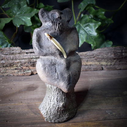 Cernunnos Skulptur auf Baumstamm – Gehörnter Gott mit Wildschweinzahn – Keltische Waldgottheit – Spirituelle Kunst für den Altar