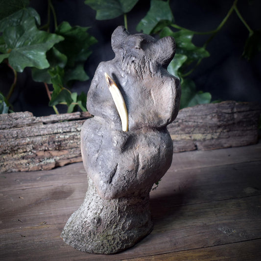 Cernunnos Skulptur auf Baumstamm – Gehörnter Gott mit Wildschweinzahn – Keltische Waldgottheit – Spirituelle Kunst für den Altar SKU245